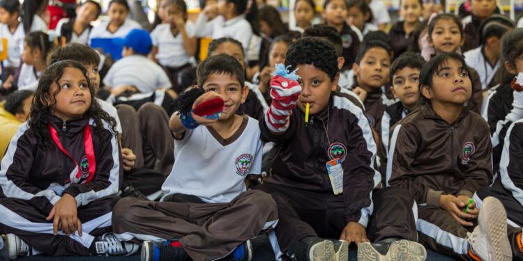 Ajolontropo y títeres acercan la antropología a estudiantes en la Biblioteca Nacional