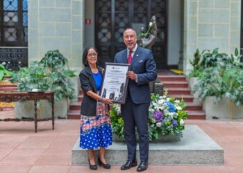 Cambio de la Rosa de la Paz: MCD reconoce aporte literario de la escritora y gestora cultural Norma Navarro
