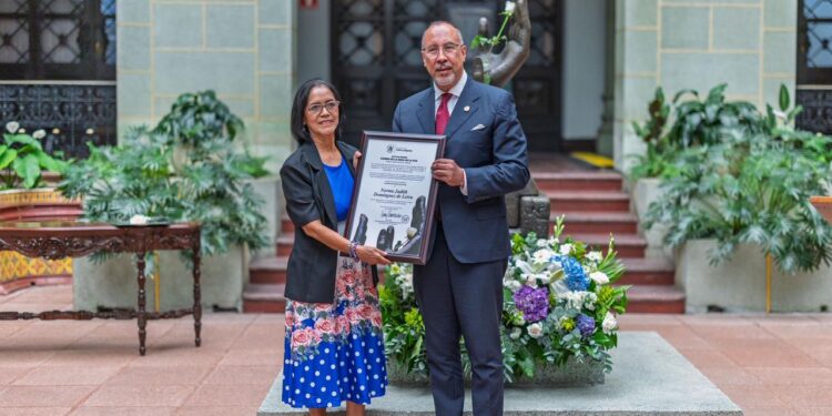 Cambio de la Rosa de la Paz: MCD reconoce aporte literario de la escritora y gestora cultural Norma Navarro