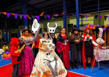 Actividad física y diversión destaca en Noche de Disfraces en el Centro Deportivo Gerona