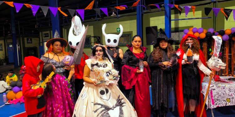 Actividad física y diversión destaca en Noche de Disfraces en el Centro Deportivo Gerona