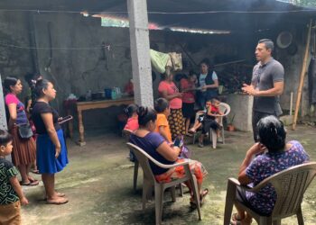 Brindan charla de alimentación saludable en comunidad de Santa Cruz Muluá