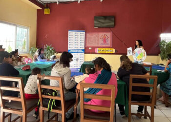 Brindan conocimientos de alimentación en la Escuela para Padres en Baja Verapaz