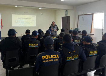 Capacitan a los agentes de la PNC de Sacatepéquez en bienestar animal