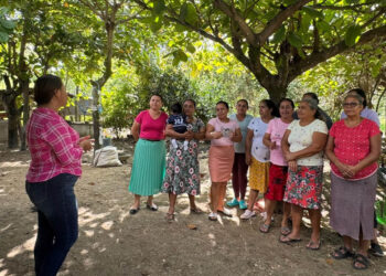 Familias del Melchor de Mencos aprenden a elaborar jabón líquido