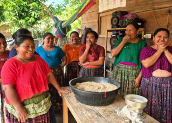 Productores de Poptún elaboran concentrado artesanal