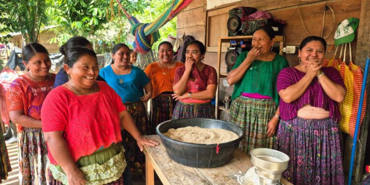 Productores de Poptún elaboran concentrado artesanal