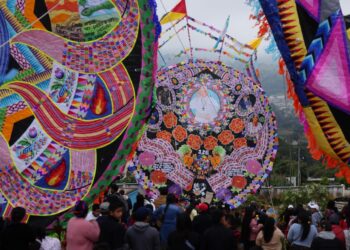 Santiago Sacatepéquez celebra el Día de Todos los Santos con la majestuosidad de sus barriletes