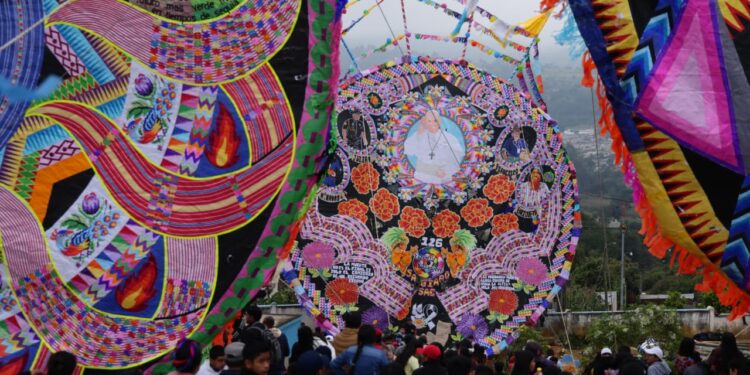 Santiago Sacatepéquez celebra el Día de Todos los Santos con la majestuosidad de sus barriletes