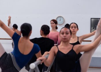 Ballet Nacional de Guatemala fortalece su técnica clásica con clase magistral de bailarina rusa Lina Sheveleva