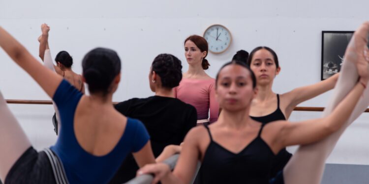 Ballet Nacional de Guatemala fortalece su técnica clásica con clase magistral de bailarina rusa Lina Sheveleva