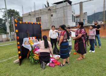 “Altares Luz y Memoria”: El taller que fortalece la identidad cultural en Santo Domingo Xenacoj