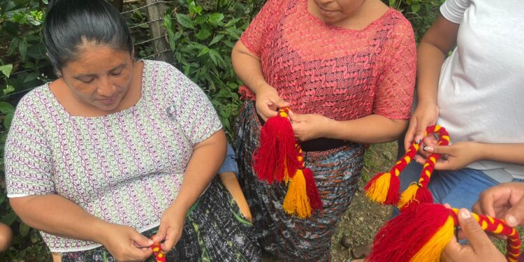 Rescate cultural Q’eqchi’: Sesión formativa sobre la elaboración del Tupuy en Izabal