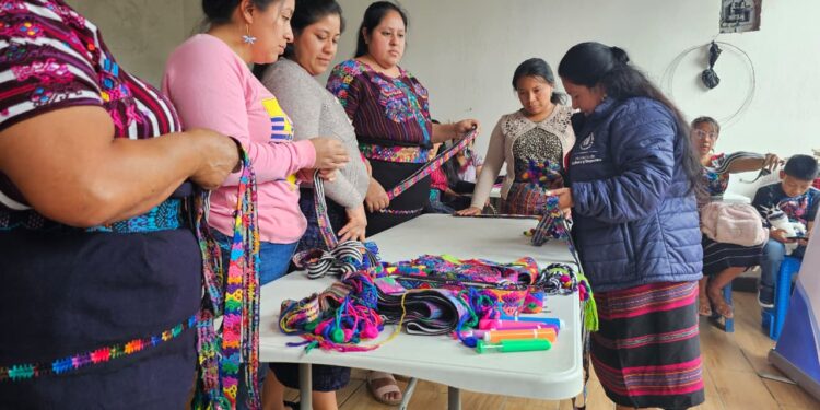 Rescate cultural Q’eqchi’: Sesión formativa sobre la elaboración del Tupuy en Izabal