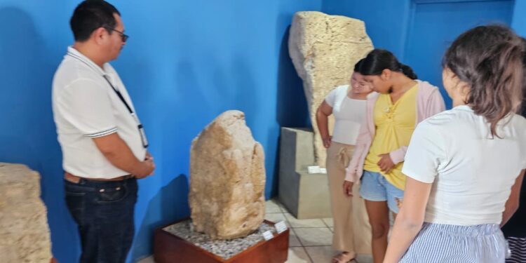 Jóvenes de Melchor de Mencos redescubren su legado en el Museo Regional Sureste de Petén