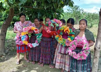 Mujeres Q’eqchi’ elaboran coronas tradicionales para honrar a los difuntos y fortalecer su identidad cultural