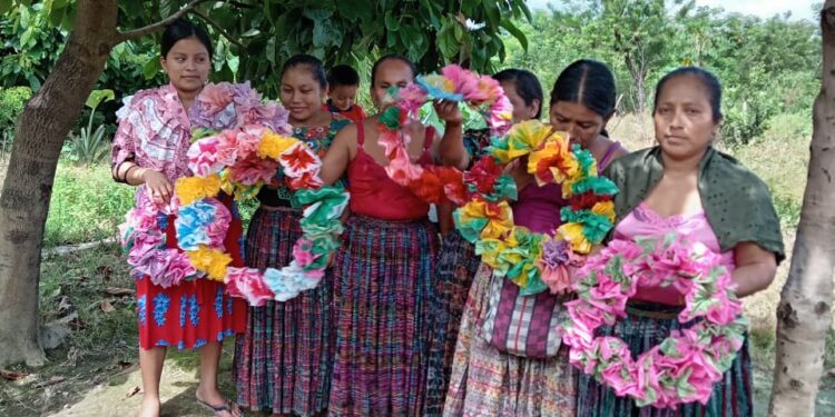 Mujeres Q’eqchi’ elaboran coronas tradicionales para honrar a los difuntos y fortalecer su identidad cultural