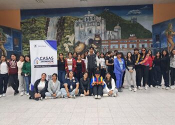 Simbolismo de las velas en ceremonias culturales: Alumnos de Salamá conectan con la tradición maya