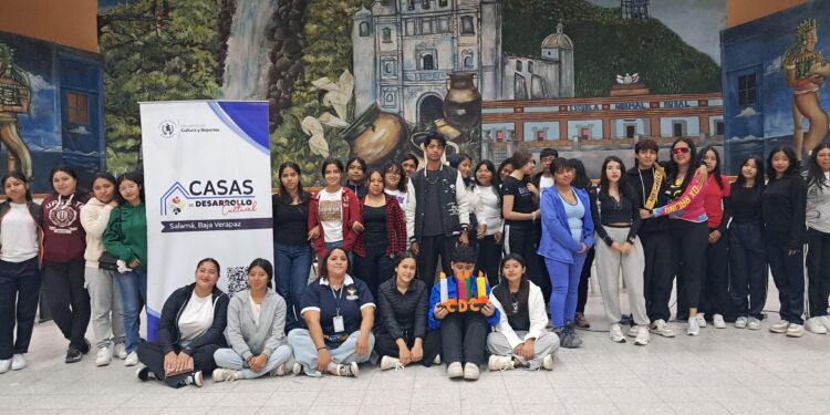 Simbolismo de las velas en ceremonias culturales: Alumnos de Salamá conectan con la tradición maya