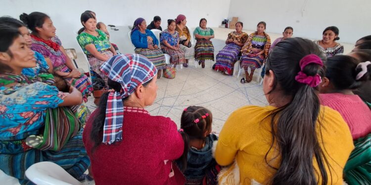 Mujeres de Quiché tejen identidad y liderazgo en taller cultural