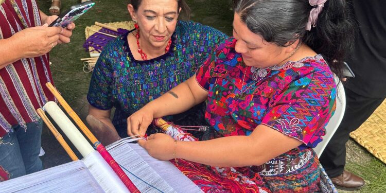 Casa de Desarrollo Cultural de Salamá concluye con éxito el taller de Tejeduría “Hilando Memoria Colectiva del Pueblo Maya Achi”