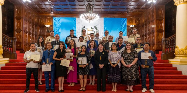 MCD reconoce trayectoria del equipo que mantiene viva la historia del Palacio Nacional de la Cultura