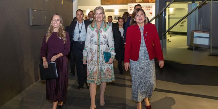 La Duquesa de Edimburgo realizó visita oficial al Museo Nacional de Arqueología y Etnología