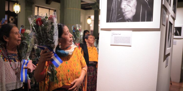 Inaugura exposición fotográfica “Humanas”, 23 rostros de dignidad y justicia