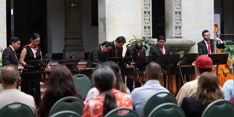 La Marimba de Bellas Artes da la bienvenida a la Navidad en el Palacio Nacional de la Cultura