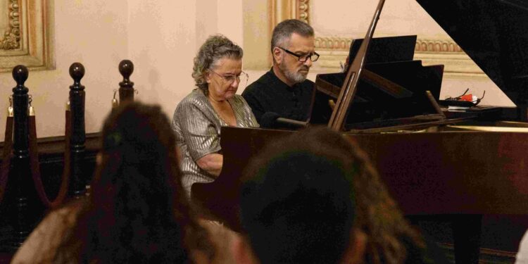 Dúo Vargas de Costa Rica ofrece emotivo concierto a cuatro manos en el Palacio Nacional