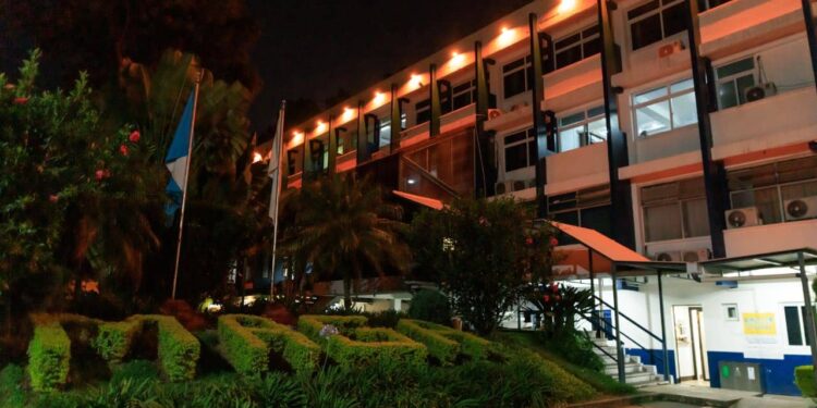 Iluminados de naranja en apoyo a la eliminación de la violencia contra la mujer