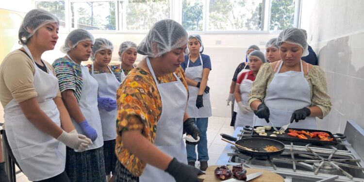 Desarrolla emprendimiento juvenil en la producción de embutidos