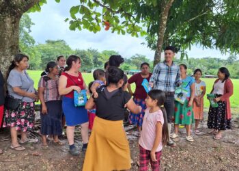Entrega de semillas fortalece producción de huertos familiares en Petén