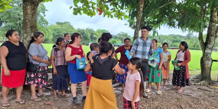 Entrega de semillas fortalece producción de huertos familiares en Petén
