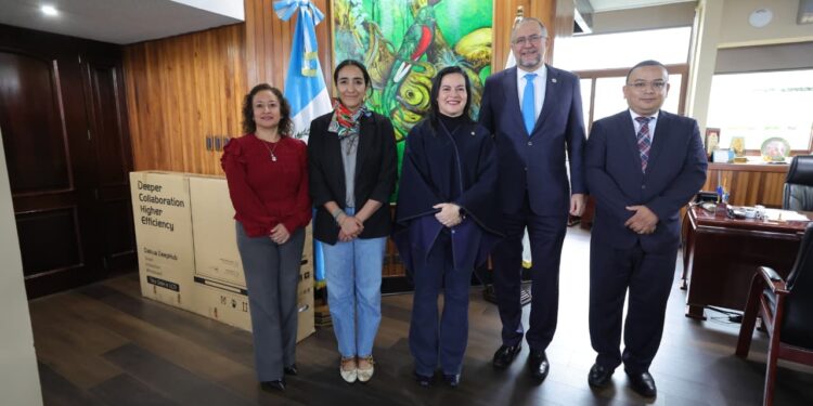 Entrega simbólica de equipo y software para fortalecer CIEA