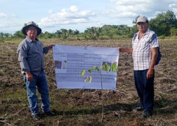 Entregan Planes de Finca impresos a productores interesados en la ganadería sostenible