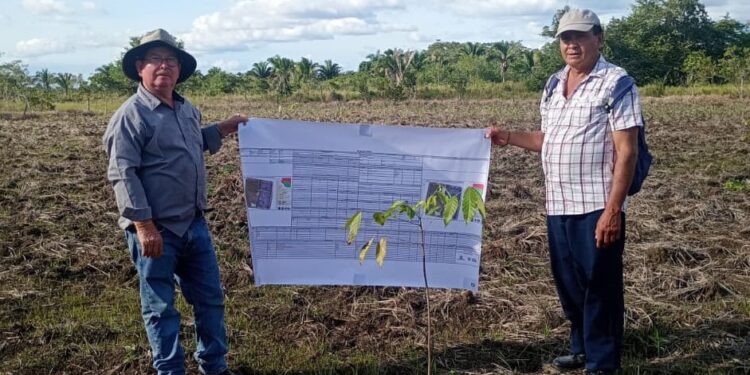 Entregan Planes de Finca impresos a productores interesados en la ganadería sostenible
