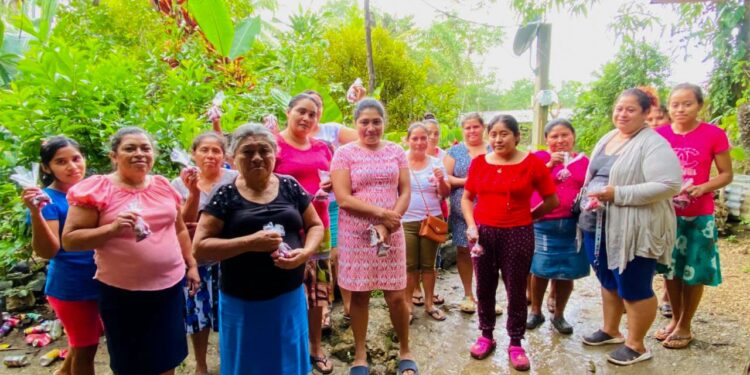 Entregan hortalizas a mujeres en comunidades de Poptún