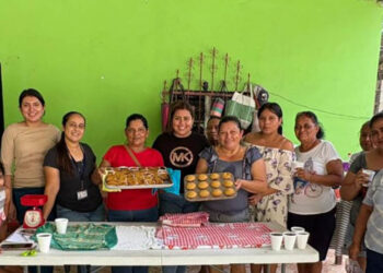 Mujeres rurales de Izabal fortalecen economía familiar al procesar rosa de Jamaica