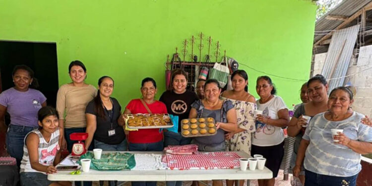 Mujeres rurales de Izabal fortalecen economía familiar al procesar rosa de Jamaica