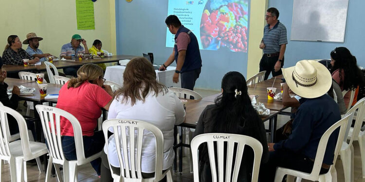 Productores de Esquipulas capacitados en producción de pilones para huertos