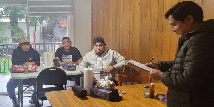 Consulado General de Guatemala en Vancouver verifica derechos de trabajadores temporales en Abbotsford, Canadá