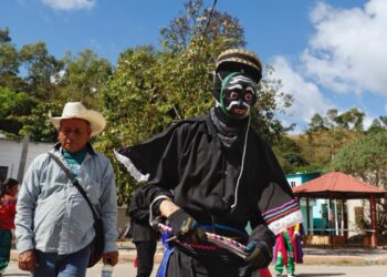 Revitalizan la memoria del Rabinal Achi con entrega de trajes ancestrales en Baja Verapaz