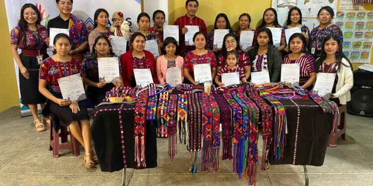 Taller en Santo Domingo Xenacoj rescata puntadas ancestrales del arte textil Kaqchikel
