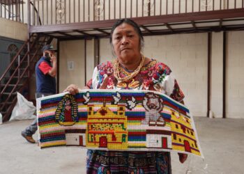 MCD fortalece a 89 mujeres K’iche’ en Totonicapán con bordado tradicional en malla plastificada