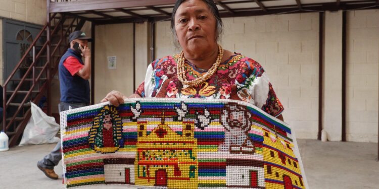 MCD fortalece a 89 mujeres K’iche’ en Totonicapán con bordado tradicional en malla plastificada