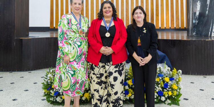 MCD entrega la Medalla de Honor al Mérito Popol Wuj a Brenda Itzé Lemus Gordillo por su labor bibliotecaria