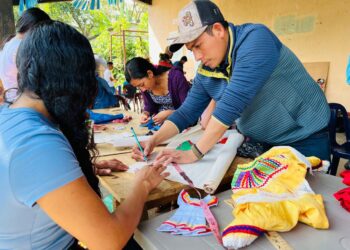Tejiendo identidad: Aprenden a elaborar indumentaria maya Ch’orti’ en miniatura