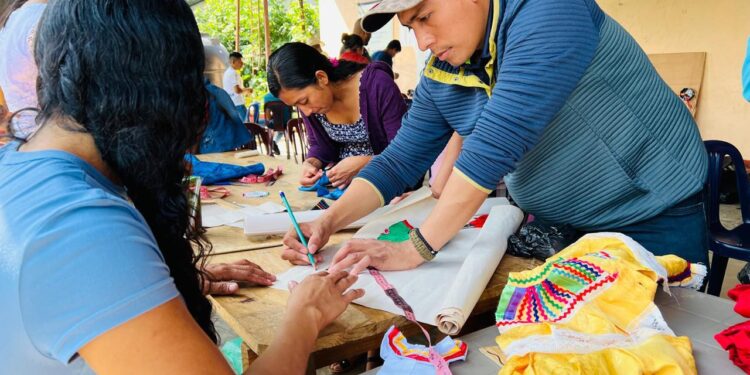 Tejiendo identidad: Aprenden a elaborar indumentaria maya Ch’orti’ en miniatura