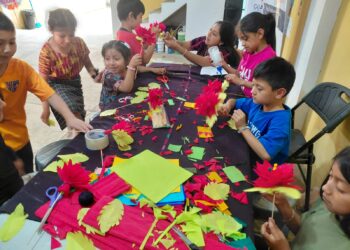 Niños aprenden a elaborar pascuas para rescatar las tradiciones en Santo Domingo Xenacoj
